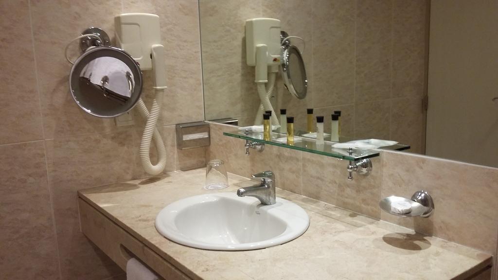 Family Room,332402296:JPEG