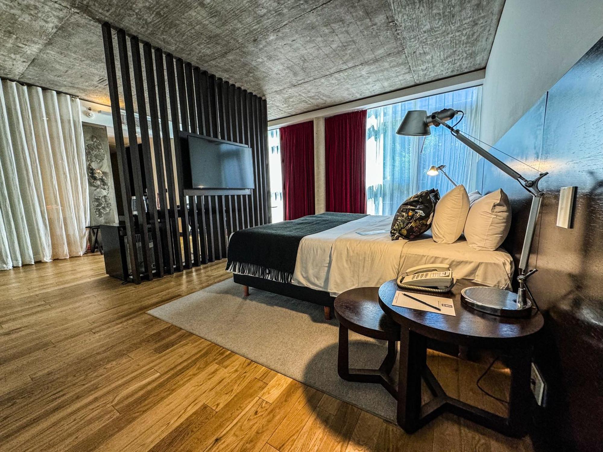Corner Queen Room