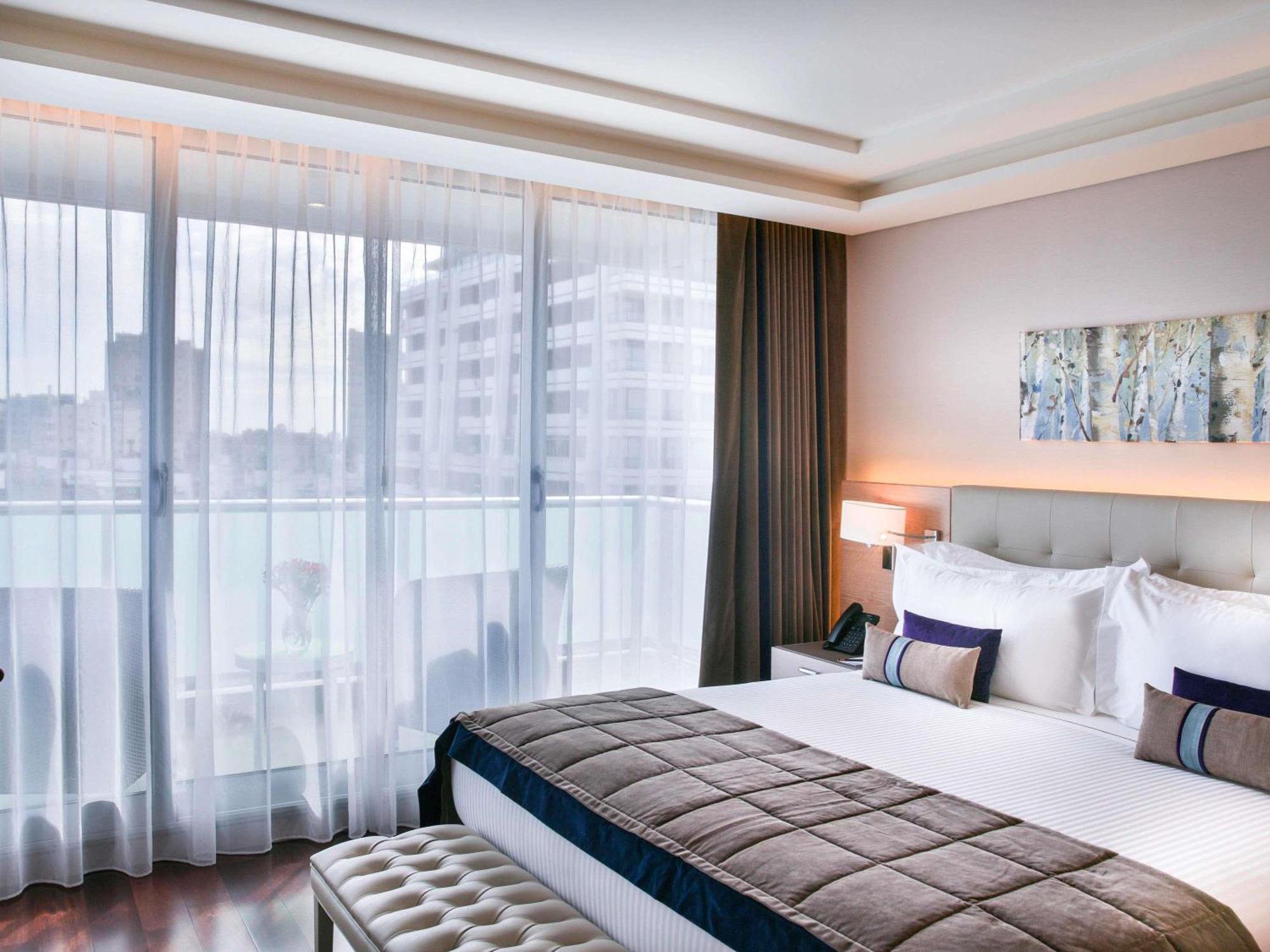 Deluxe Zimmer mit Kingsize-Bett und Balkon