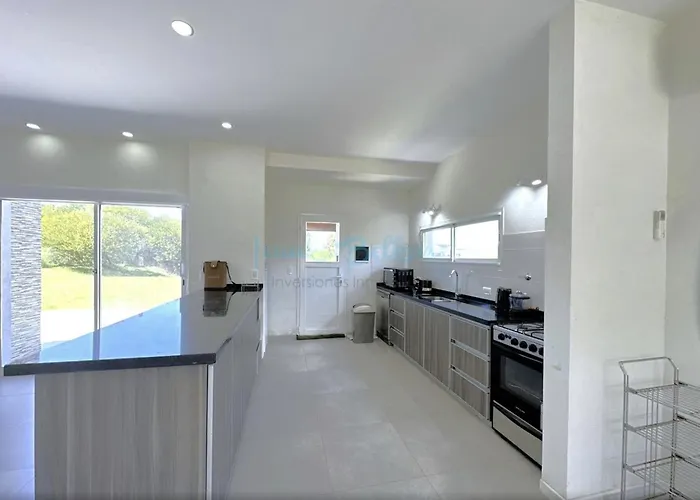 Casa Familiar En Costa Esmeralda Barrio Deportivo